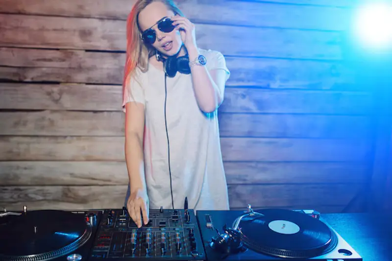 O Que Perguntar ao DJ da Sua Festa Para Garantir o Sucesso Musical